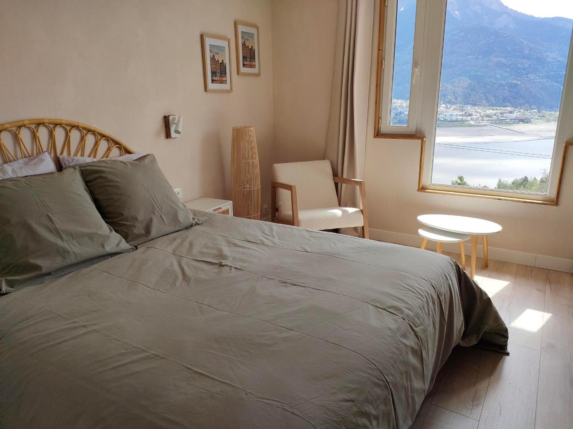 Le Cosy Du Plongeoir - T2 Neuf Avec Vue Sur Le Lac De Serre Poncon Et Grande Terrasse Avec Jardin Savines Exterior photo