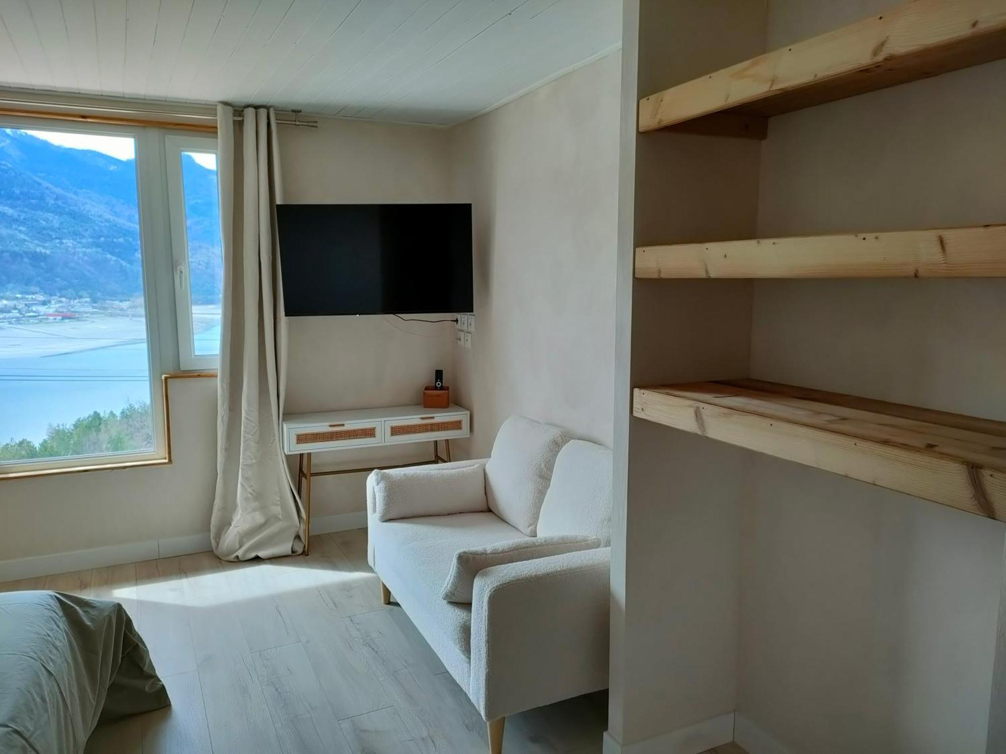Le Cosy Du Plongeoir - T2 Neuf Avec Vue Sur Le Lac De Serre Poncon Et Grande Terrasse Avec Jardin Savines Room photo