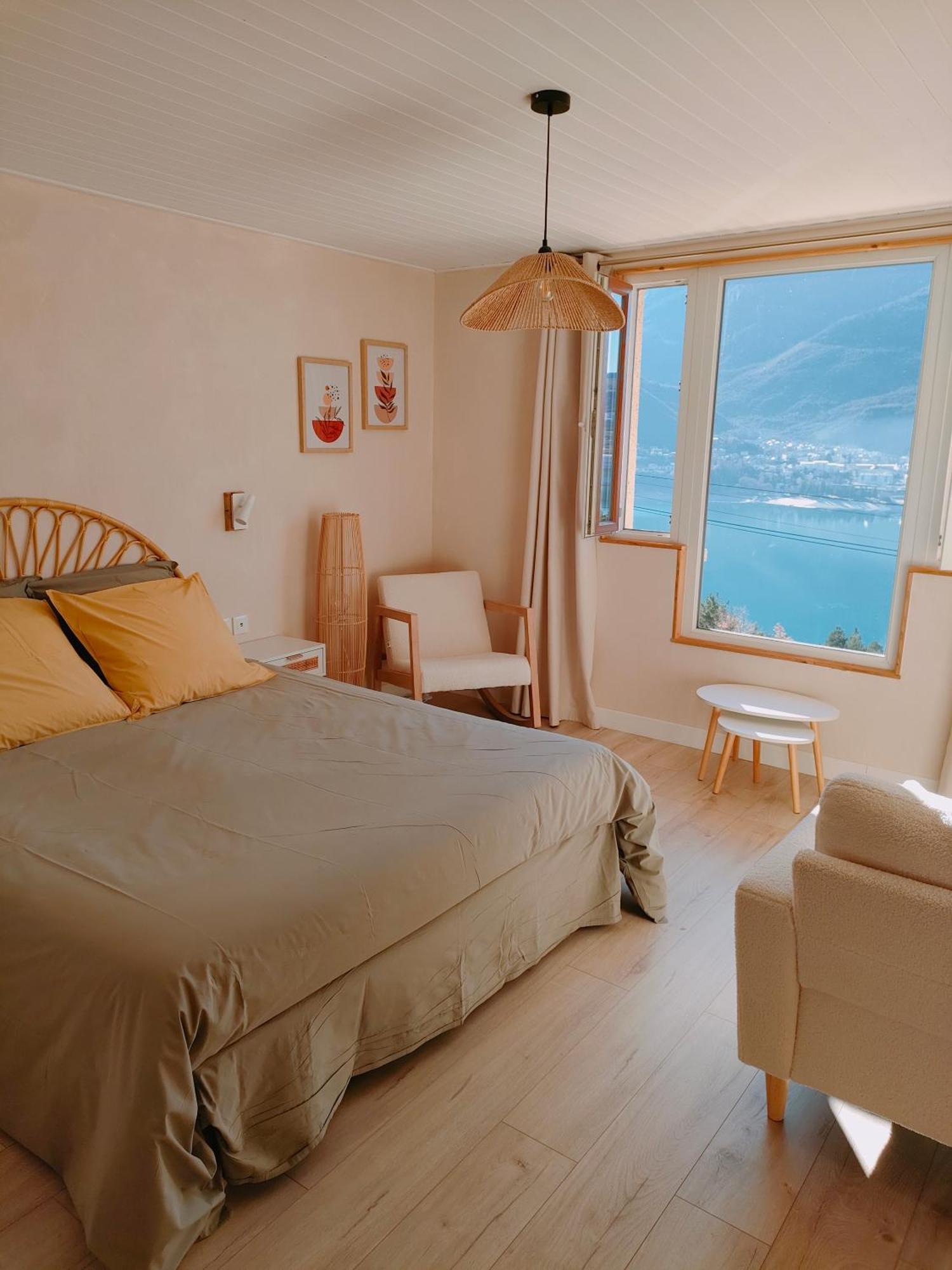 Le Cosy Du Plongeoir - T2 Neuf Avec Vue Sur Le Lac De Serre Poncon Et Grande Terrasse Avec Jardin Savines Exterior photo